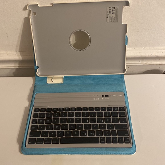 Targus White and Blue Ipad Case with keyboard - Picture 2 of 6